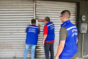 Imagem ilustrativa da imagem Três ferros-velhos ilegais são lacrados na BR-101, em Itaboraí