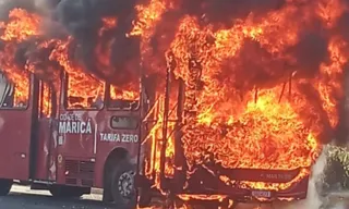 Imagem ilustrativa da imagem 'Vermelhinho' pega fogo na RJ-106, em Maricá; vídeo