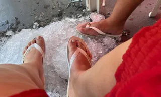 Imagem ilustrativa da imagem Vídeo: clientes de bar ganham gelo nos pés para espantar calor no Rio