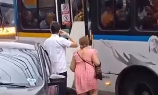 Imagem ilustrativa da imagem Vídeo: homem tenta levar geladeira em ônibus no Rio