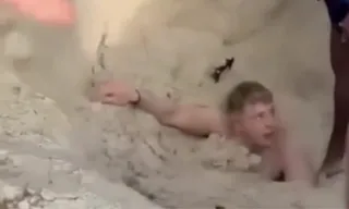 Imagem ilustrativa da imagem Vídeo: turista se enterra na areia e se desespera em praia no Rio