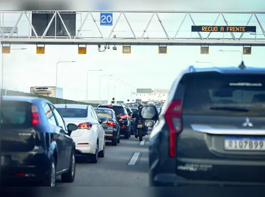 Caminhão quebrado causa lentidão e aumenta tempo de travessia na Ponte