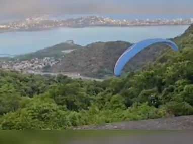 Imagem ilustrativa da imagem Acidente em Niterói: dupla cai de parapente nas árvores; veja vídeo