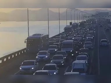 Imagem ilustrativa da imagem Acidente entre carro e moto complica trânsito na Ponte Rio-Niterói