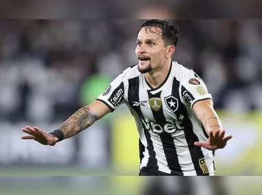 Imagem ilustrativa da imagem Arthur vibra após marcar golaço na Libertadores: 'Muito feliz'