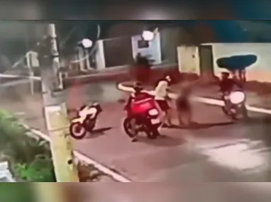 Janela do veículo danificada após o ataque