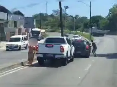 A PM ainda tenta prender os bandidos envolvidos em assalto