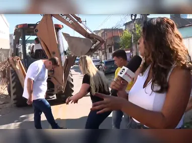 Imagem ilustrativa da imagem Baratas voam em repórter da Globo ao vivo na Baixada