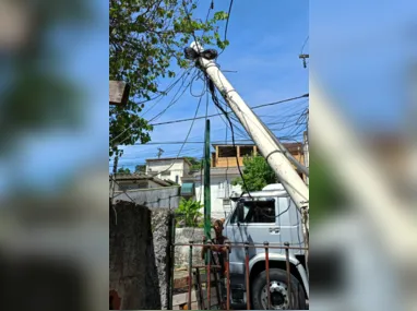 Imagem ilustrativa da imagem Caminhão derruba poste e assusta moradores em Niterói; vídeo