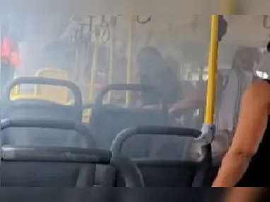 Imagem ilustrativa da imagem Celular pega fogo no bolso de passageira dentro de ônibus; vídeo