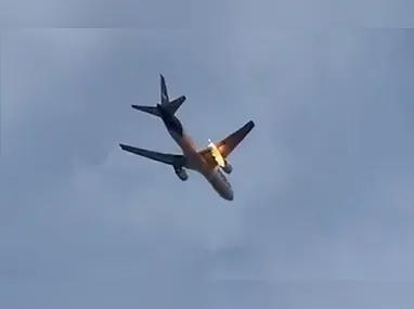 Imagem ilustrativa da imagem Vídeo: colisão com pássaro causa incêndio em motor de avião