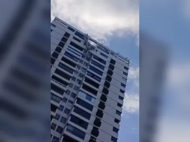 Telhado da Escola Municipal Leitão Cunha desabou por conta do fogo