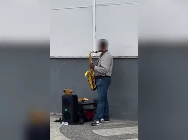 Imagem ilustrativa da imagem Falso músico em Niterói vira piada na internet; vídeo