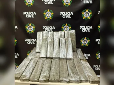 Foram apreendidas três pistolas, dois rádios transmissores, carregadores, munições e drogas