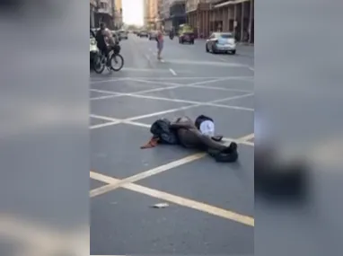 Imagem ilustrativa da imagem Homem é atropelado, fica no meio de avenida de Niterói e ninguém para