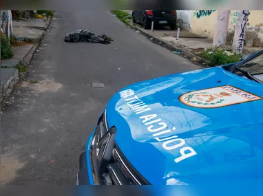 Carro foi abandonado em um posto de gasolina