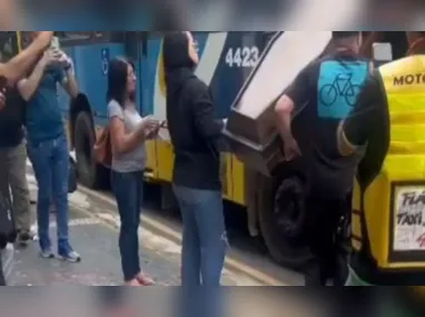 Imagem ilustrativa da imagem Homens entrando com caixão em ônibus chama atenção na web; vídeo