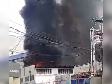 Incêndio teria sido originado em um dos geradores, segundo populares; empresa não confirmou