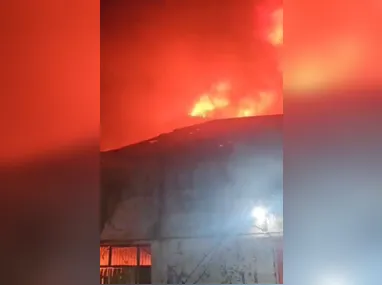 Imagem ilustrativa da imagem Incêndio de grandes proporções atinge galpão no Rio; vídeo