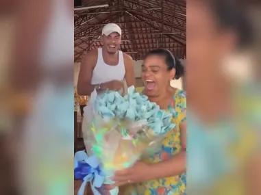 Imagem ilustrativa da imagem Influenciador presenteia mãe com buquê de dinheiro; veja o vídeo