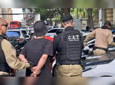 Suspeitos que entregaram o cigarro de maconha ao casal de turistas