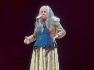 Imagem ilustrativa da imagem Maria Bethânia se irrita e paralisa show no Rio; vídeo