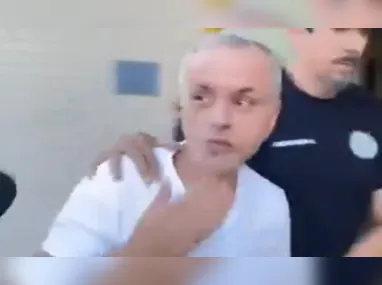 Imagem ilustrativa da imagem Médico suspeito de matar paciente em SG manda beijo na delegacia; vídeo
