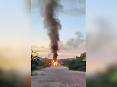 A retirada das barricadas ocorreu sem confrontos e contou com a ajuda de um trator