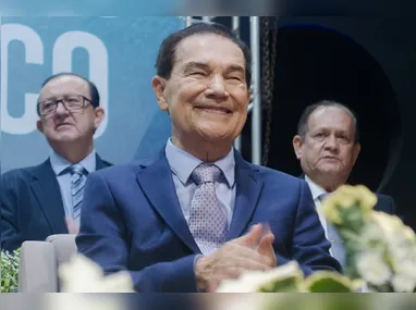 Carreta e micro-ônibus bateram de frente