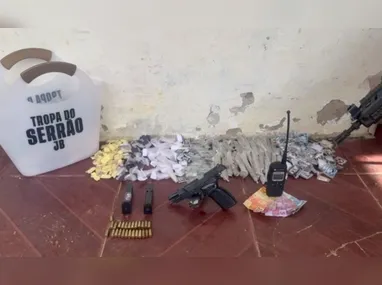 Imagem ilustrativa da imagem PM prende dois com drogas e arma em Niterói