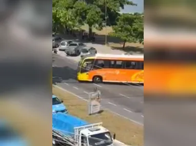 Operadores de trânsito orientam motoristas no trecho