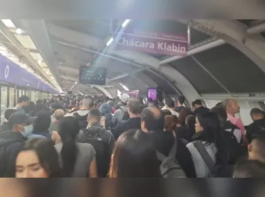 Imagem ilustrativa da imagem Passageiro morre esmagado após ficar preso em porta de trem