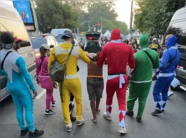 Imagem ilustrativa da imagem 'Power Rangers' prendem ladrão que fazia a limpa em bloco; vídeo