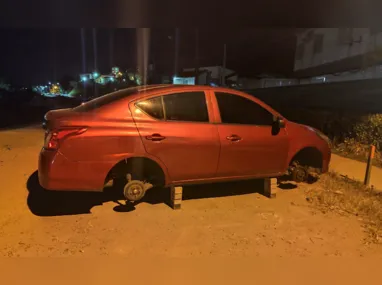 Carro alvo de furto estacionado em cima de blocos de concreto