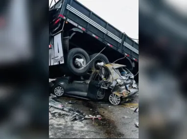 Pista continua interditada na manhã deste sábado (21), de acordo com a PRF