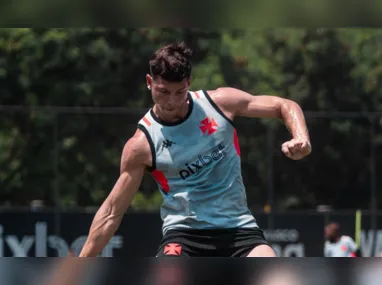 Barboza deixa o campo de muletas, Savarino sai com dores e Matheus Martins nem é relacionado