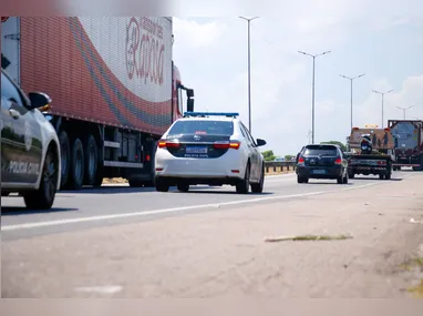 Carro foi abandonado em um posto de gasolina