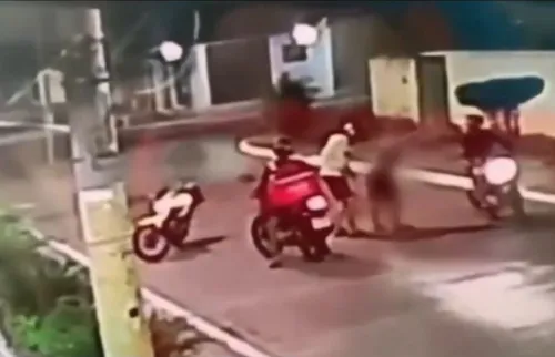 Bandidos deixam motociclista só de cueca em assalto; vídeo