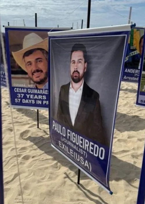 Os cartazes com imagens de diversos acusados estão fincados na areia da praia