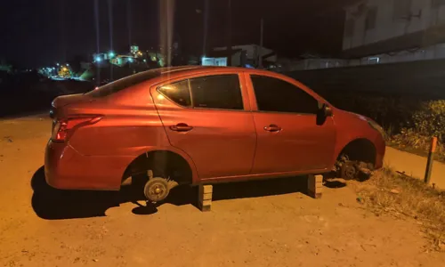 Veículo do motorista de aplicativo teve as quatro rodas furtadas