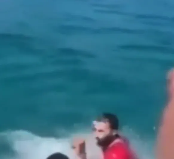 Ambulantes brigam dentro do mar na Região dos Lagos; vídeo