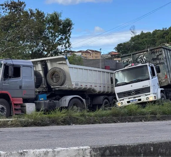 Caminhão enguiçado causa congestionamento na RJ-104