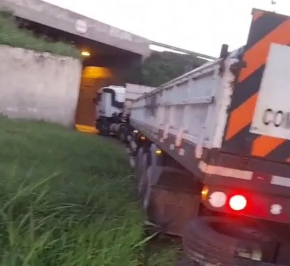 Caminhão quebra e fecha acesso em Itaboraí; vídeo
