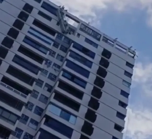 Corda de andaime se rompe e deixa homens pendurados no Rio; vídeo