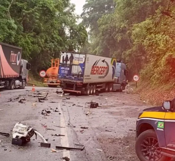 Motorista preso às ferragens na Serra das Araras; trânsito fechado