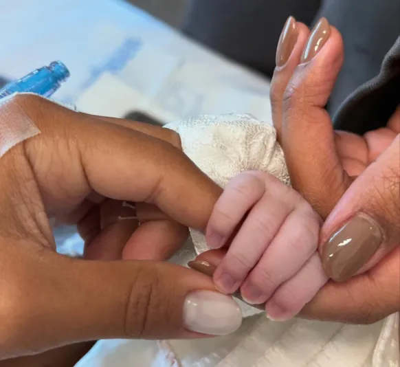 Nasce Zuri, filha de Ludmilla e Brunna Gonçalves
