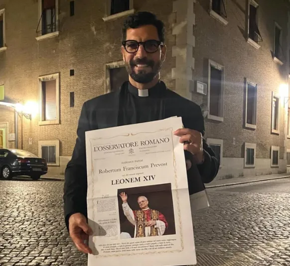 Padre brasileiro bonitão rouba a cena no Vaticano e bomba na web; vídeo