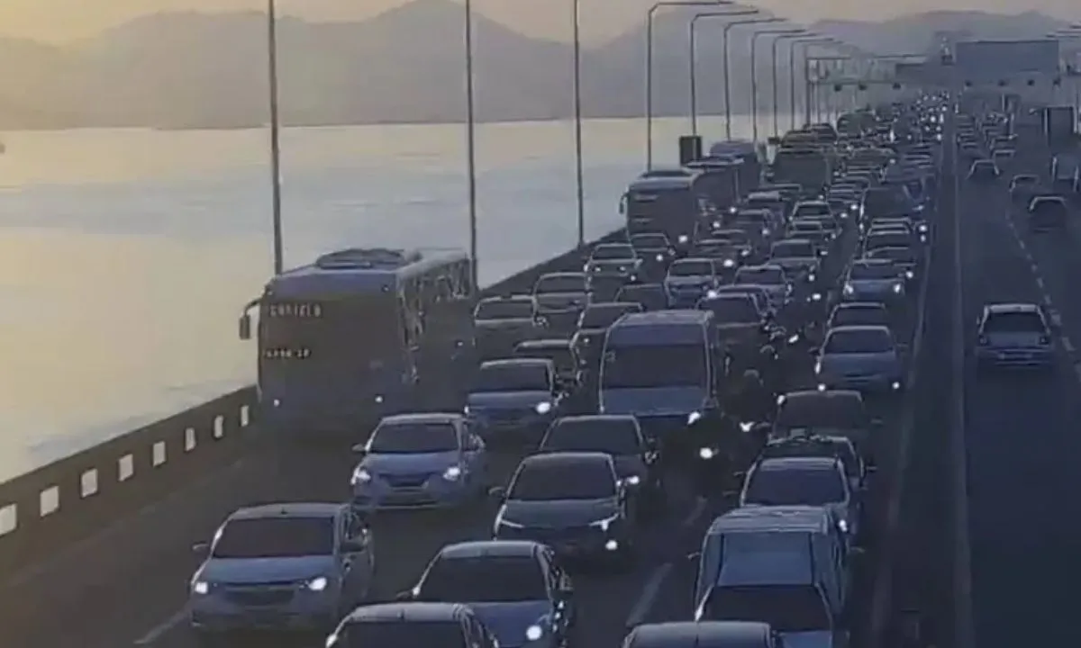 Acidente entre carro e moto complica trânsito na Ponte Rio-Niterói