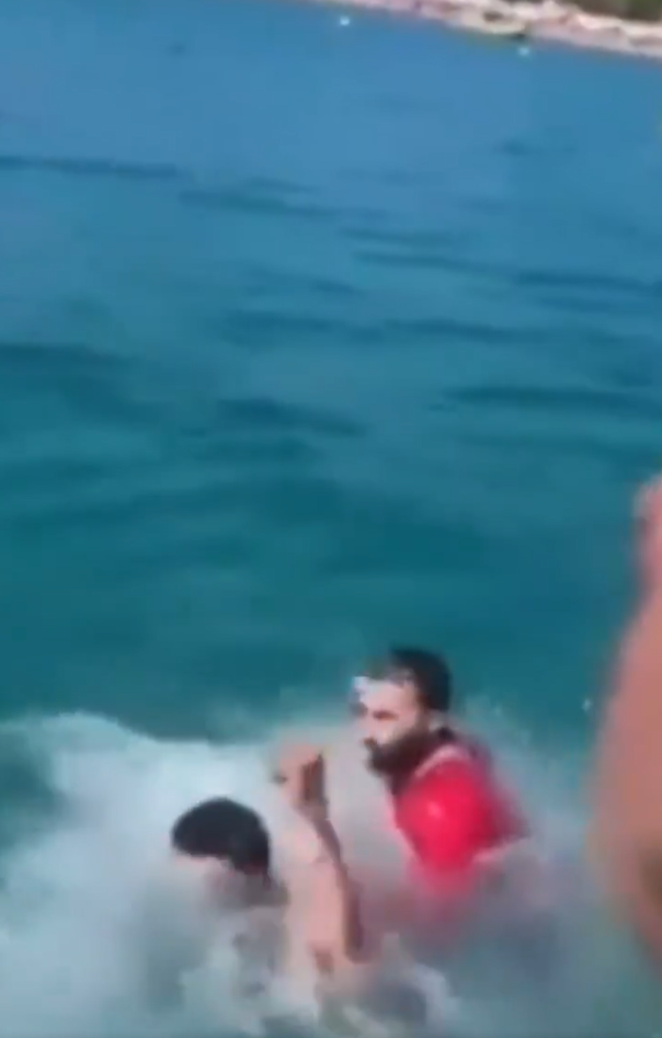 Ambulantes brigam dentro do mar na Região dos Lagos; vídeo
