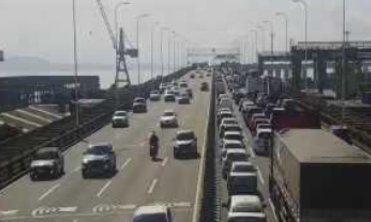 Batida entre carro e caminhão trava Ponte, sentido Niterói